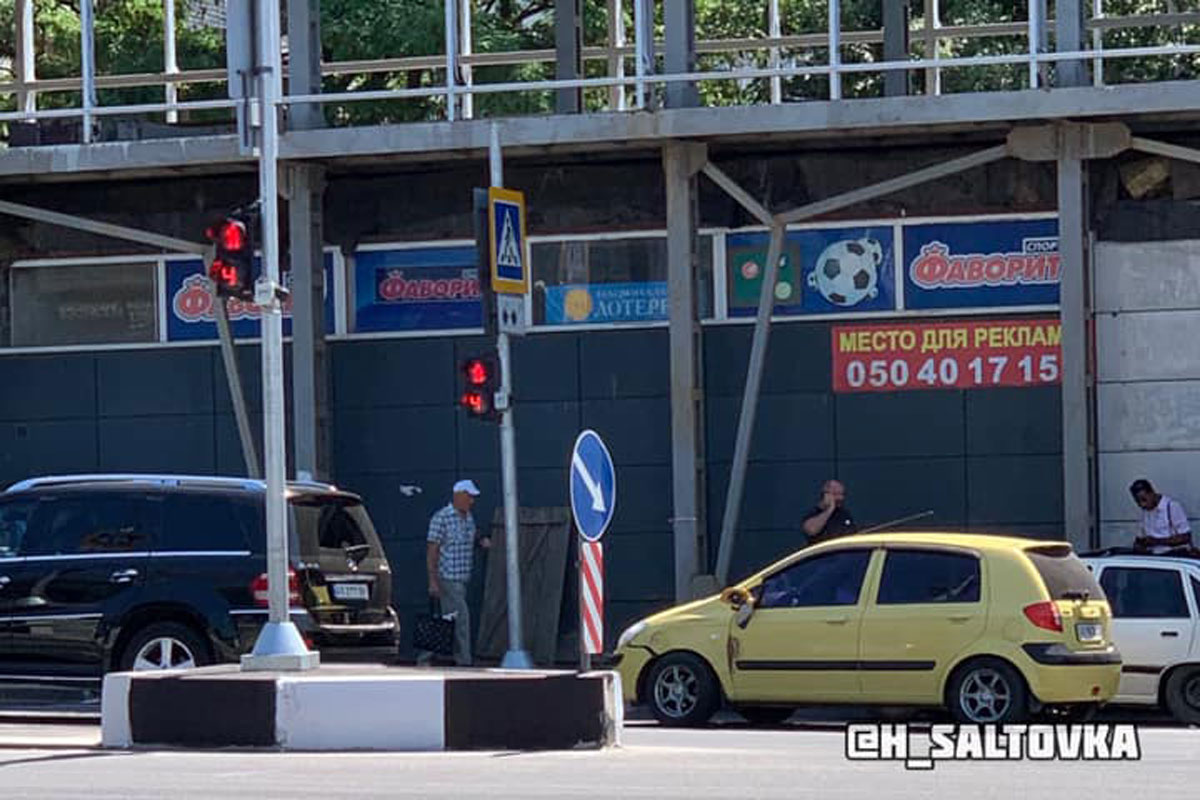 В Харькове водитель Mercedes умер прямо за рулем (фото)