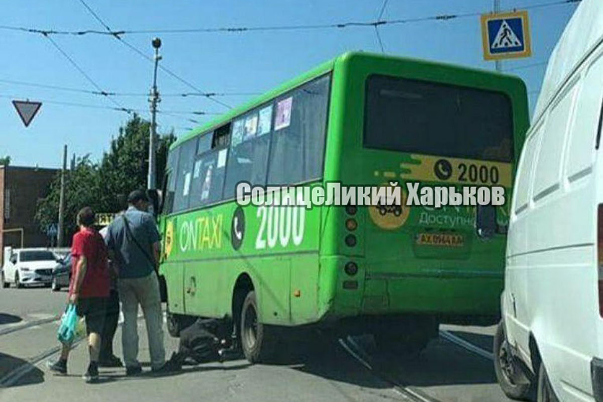 В Харькове у маршрутки на ходу отвалился топливный бак (фото)