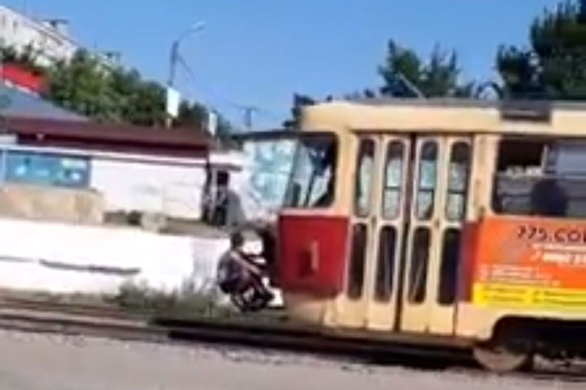 В Харькове на трамвае заметили зацеперов (видео)