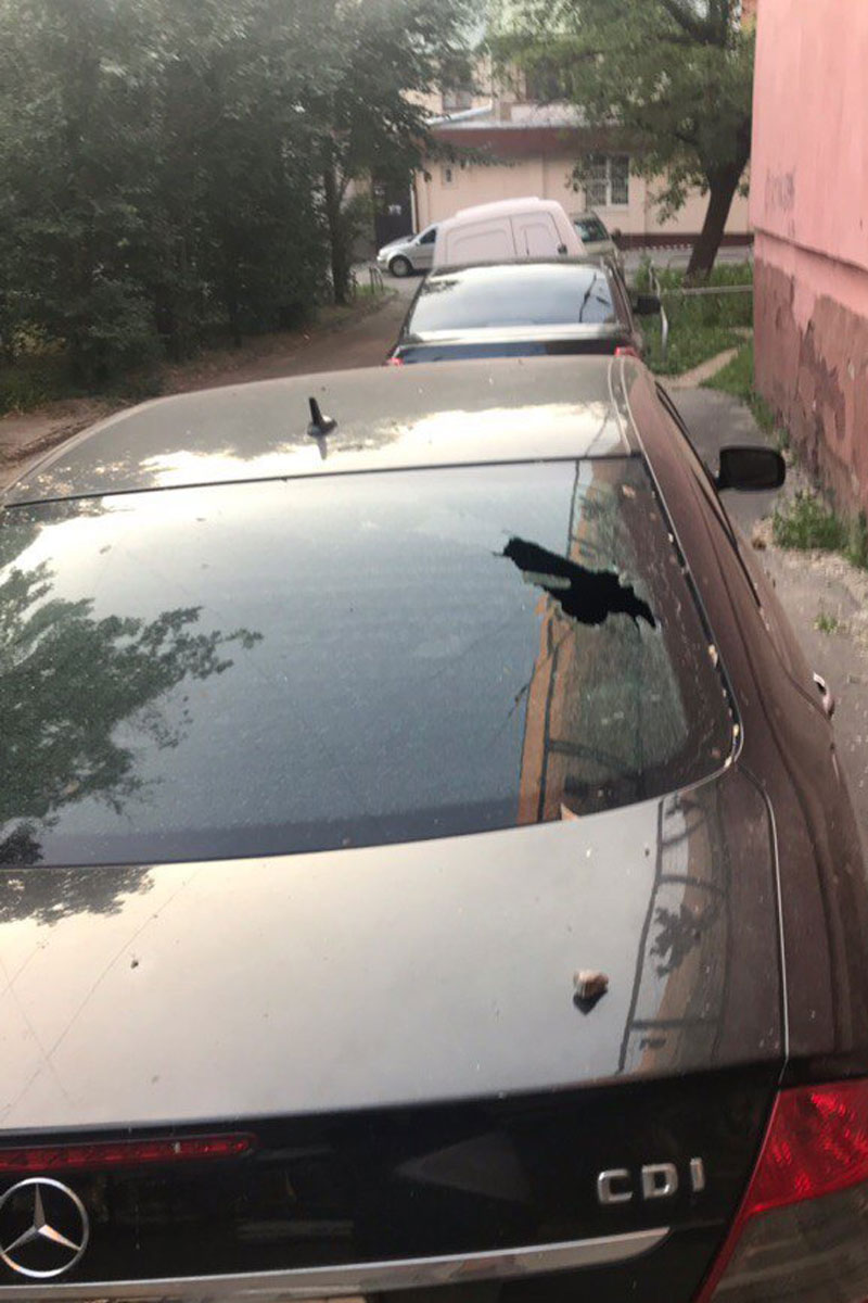 В Харькове на машину обвалилась плитка (фото)