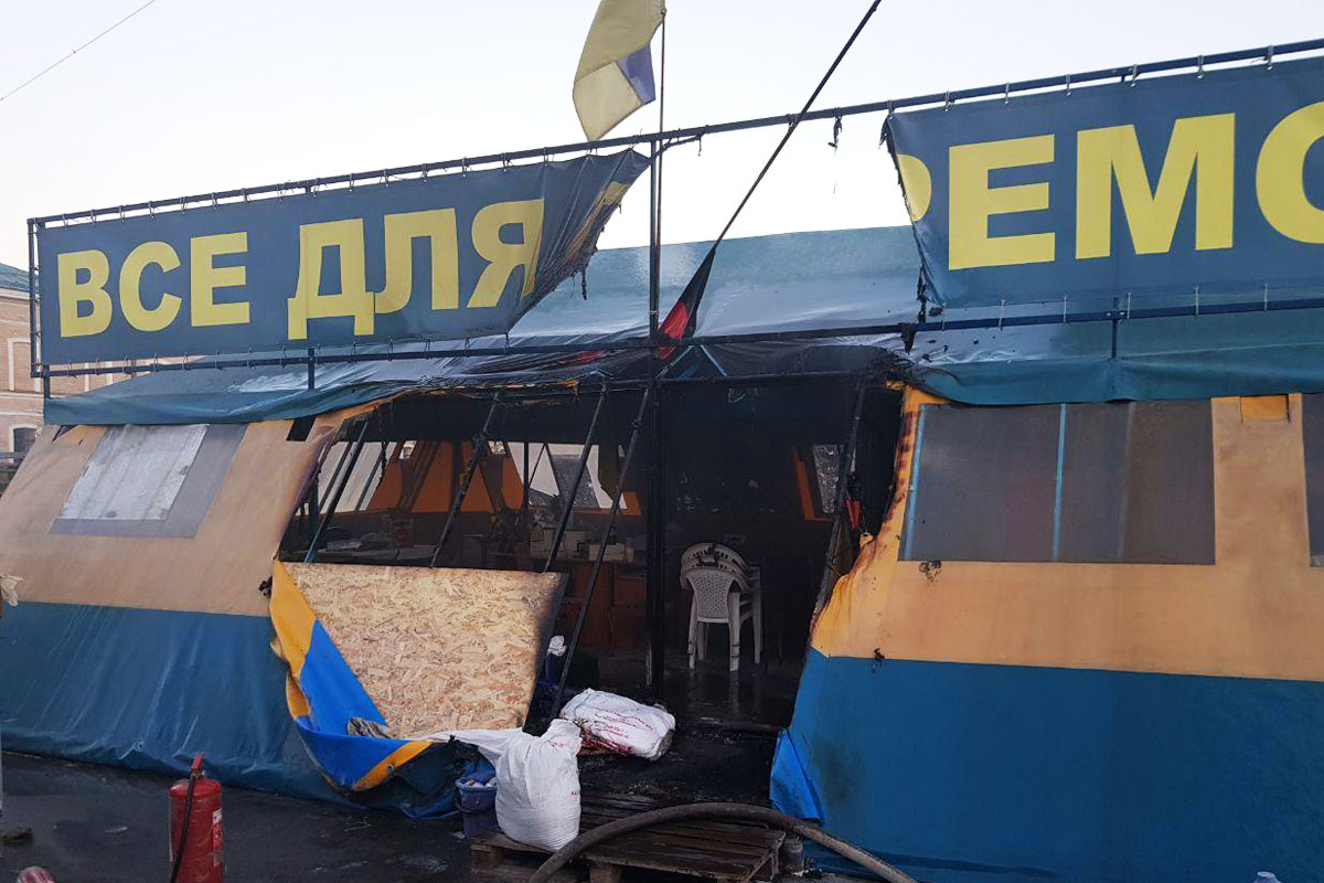 Поджог палатки на площади: суд арестовал подозреваемого (видео)