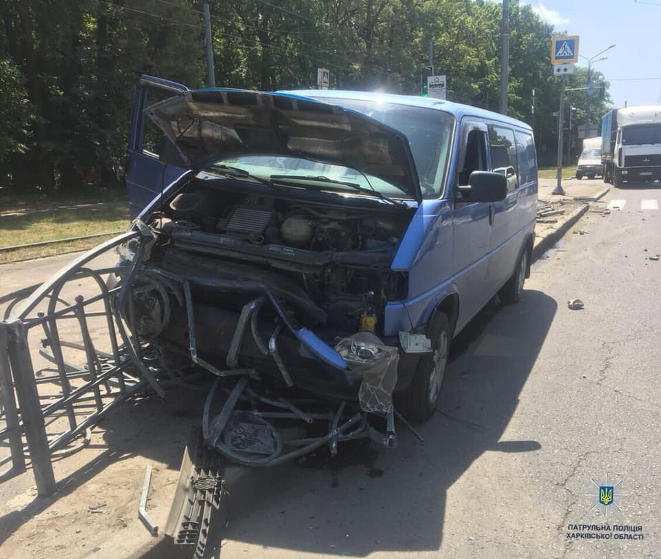 В Харькове машина смяла ограждение