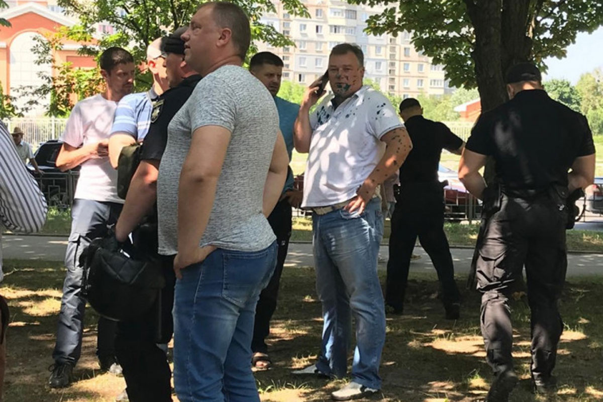 Столкновения возле постамента Жукову: Лесика облили зеленкой (фото, видео)