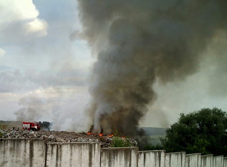 Под Харьковом масштабно горел мусорный полигон