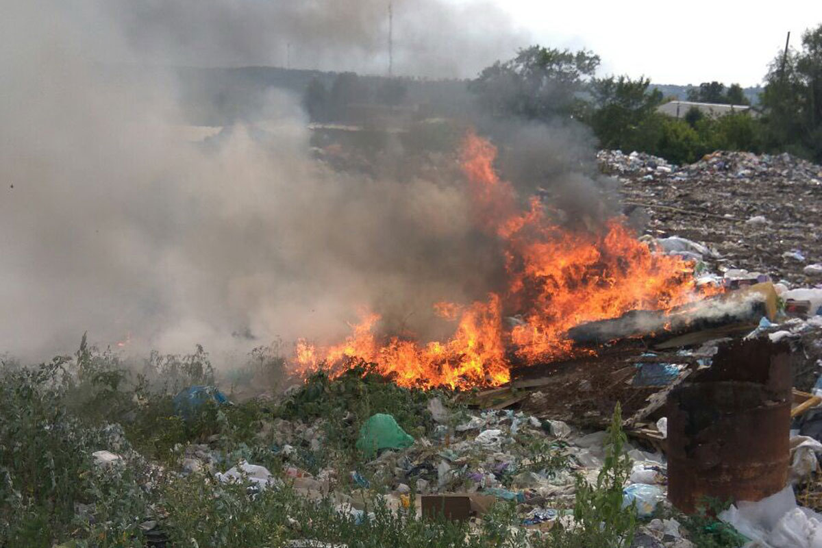Пожар на мусорном полигоне под Харьковом: подробности (фото)