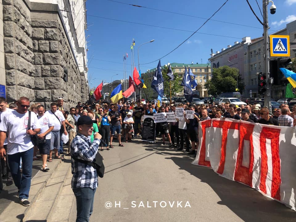 Возле горсовета - пикет (фото)