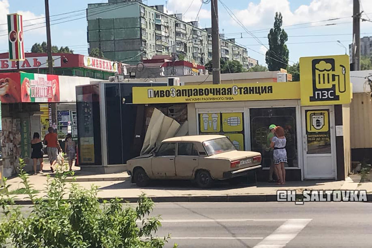 В Харькове машина протаранила магазин (фото)