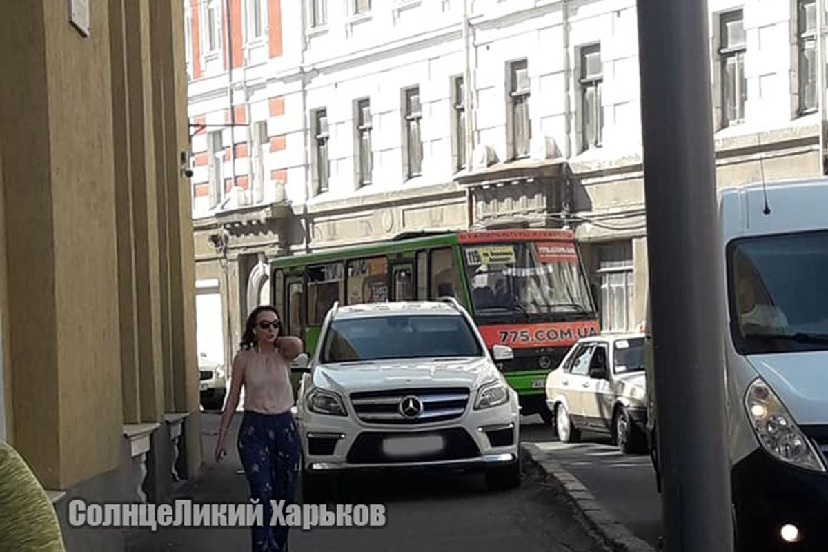 В центре припаркованная машина перегородила дорогу пешеходам (фото)