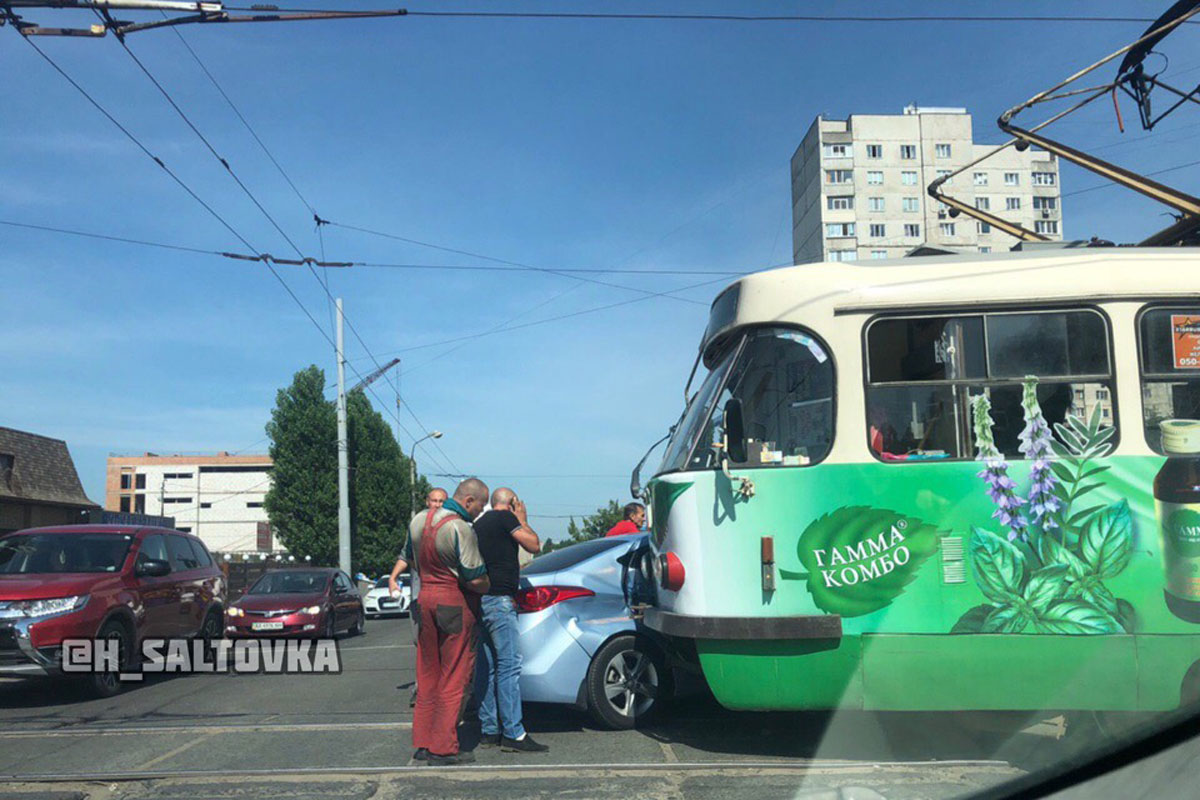 Трамвай протаранил легковушку: Салтовка замерла в пробках (фото, видео)