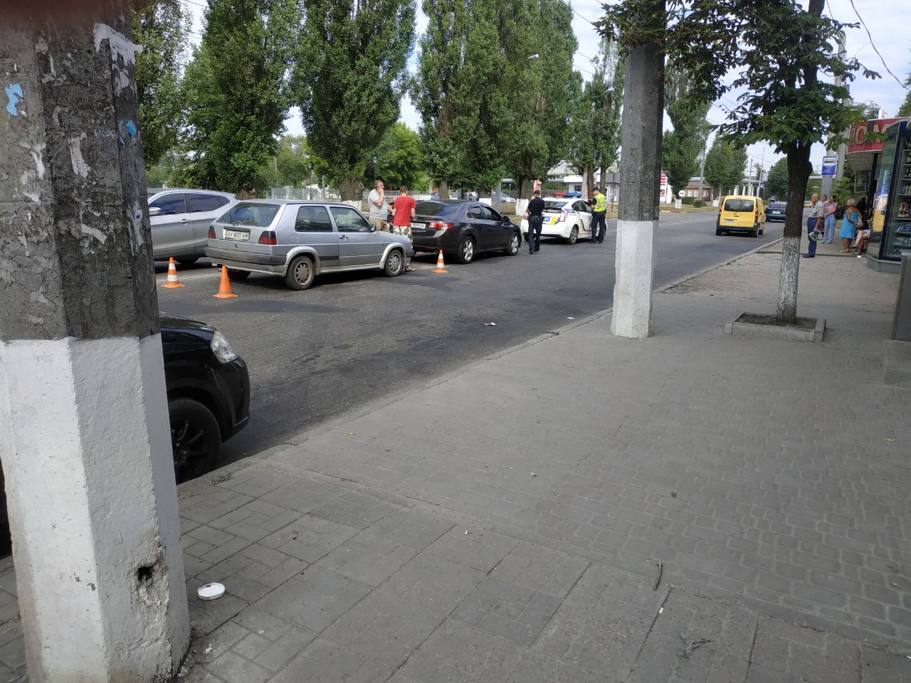 В Харькове столкнулись машины, работает полиция