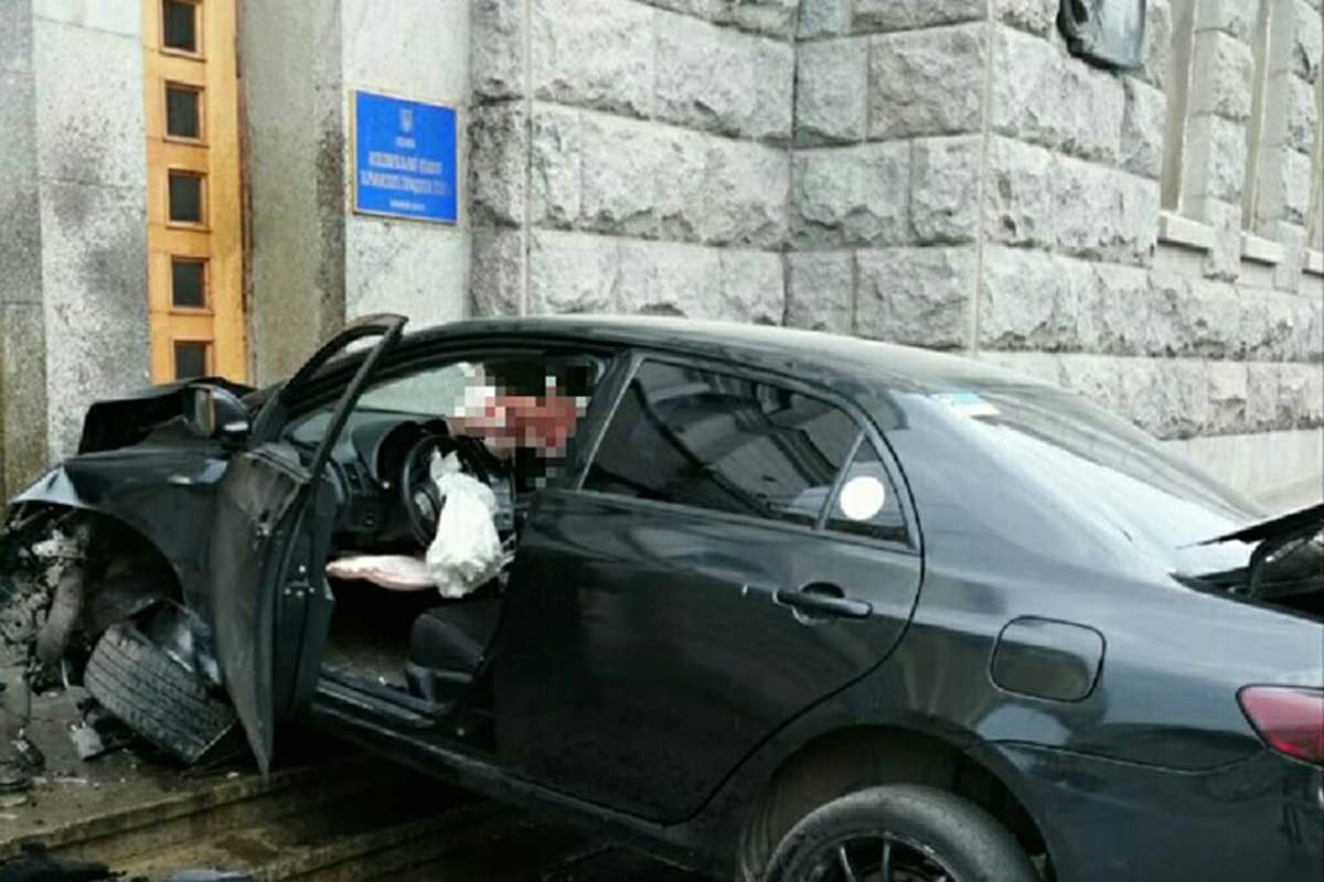 Автомобиль врезался в двери харьковской мэрии (фото)