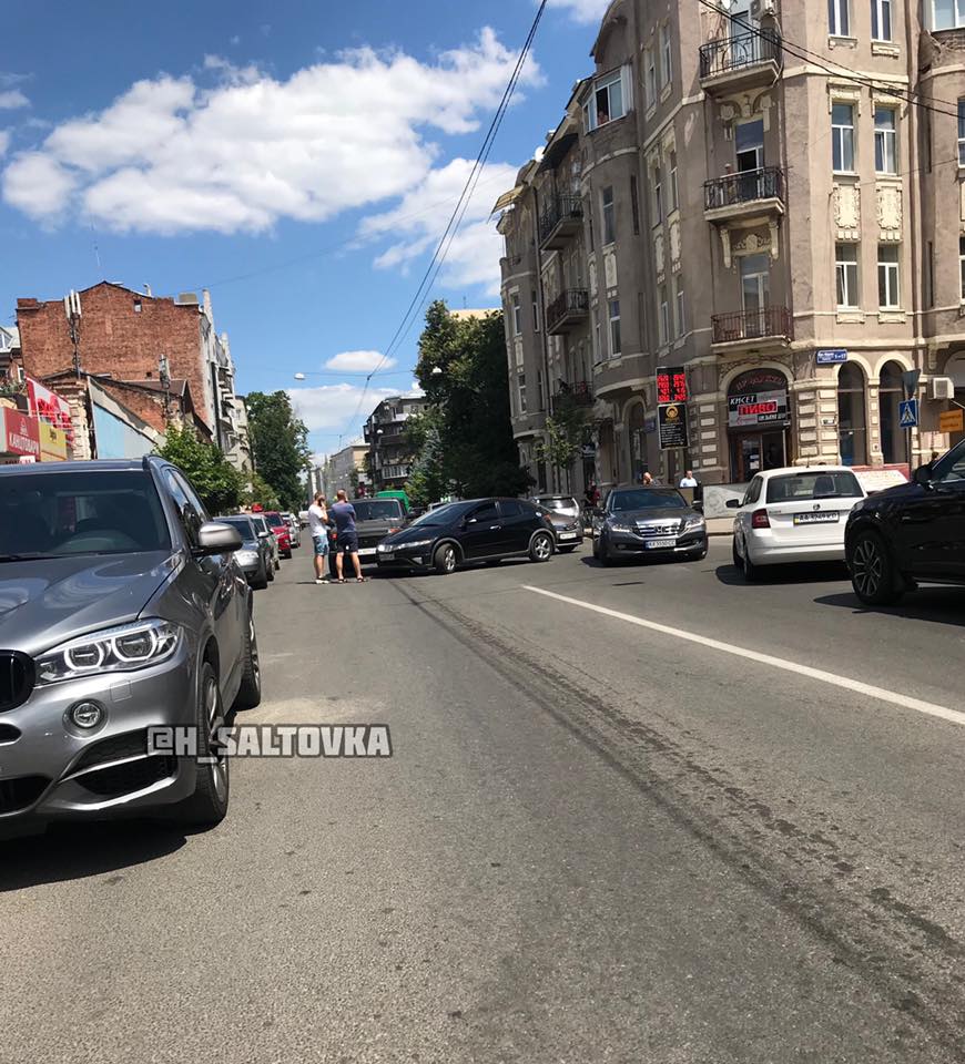 Авария заблокировала движение транспорта в центре Харькова (фото)