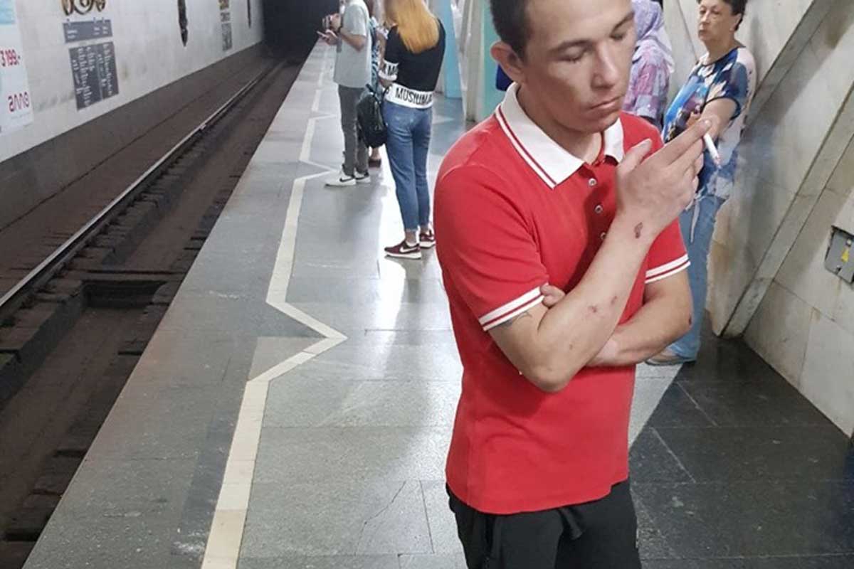 В Харькове мужчина закурил прямо в метро (фото)