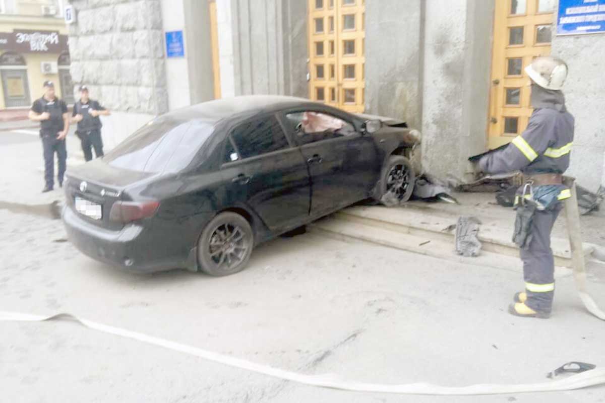 Машина врезалась в харьковскую мэрию: открыто уголовное дело