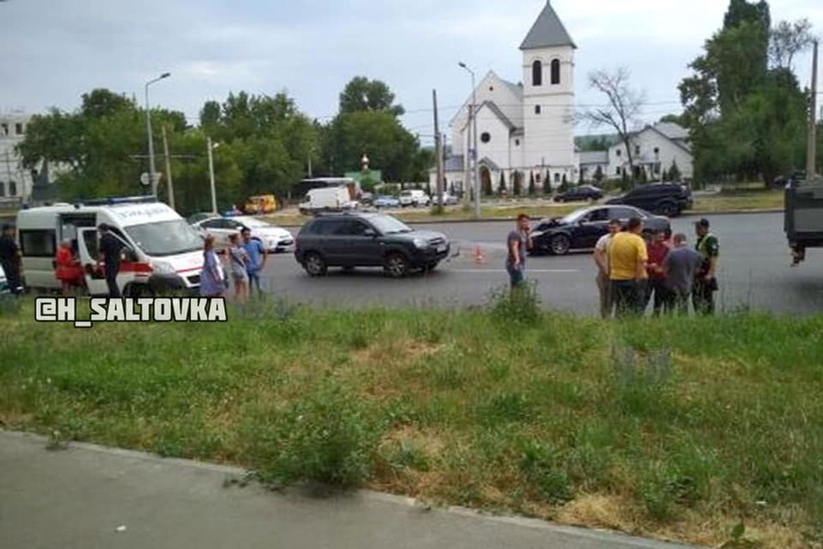 На Алексеевке машину раскурочило от удара (фото)