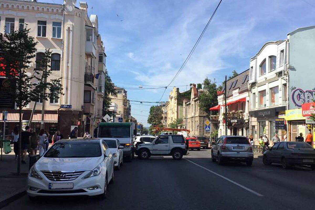 Авария заблокировала движение транспорта в центре (фото)