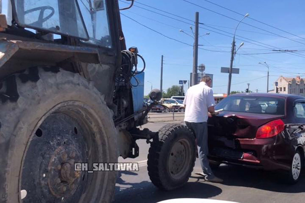 В Харькове трактор протаранил легковушку (фото)