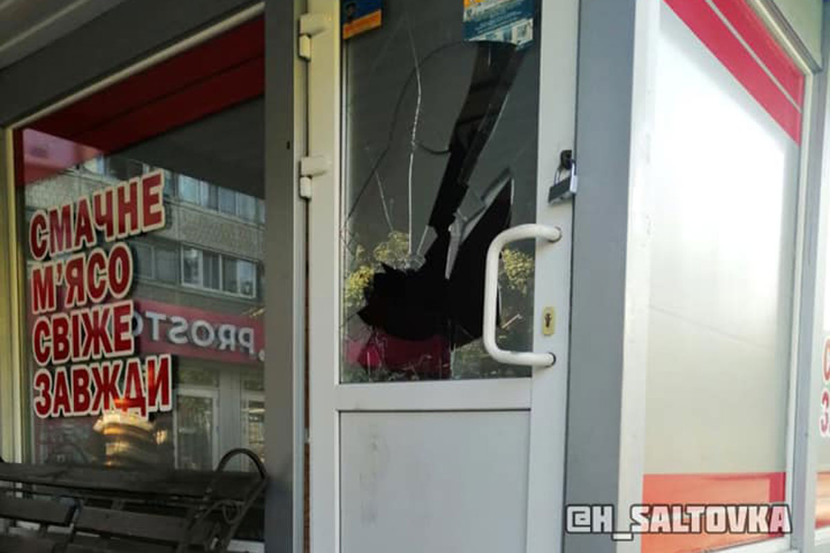 На Салтовке разнесли двери магазина (фото)