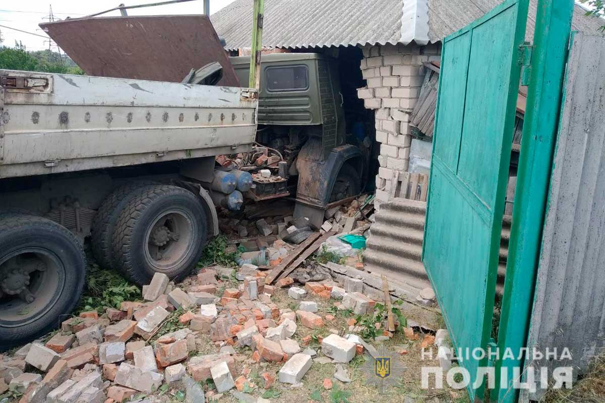 Под Харьковом КамАЗ влетел в жилой дом (фото)