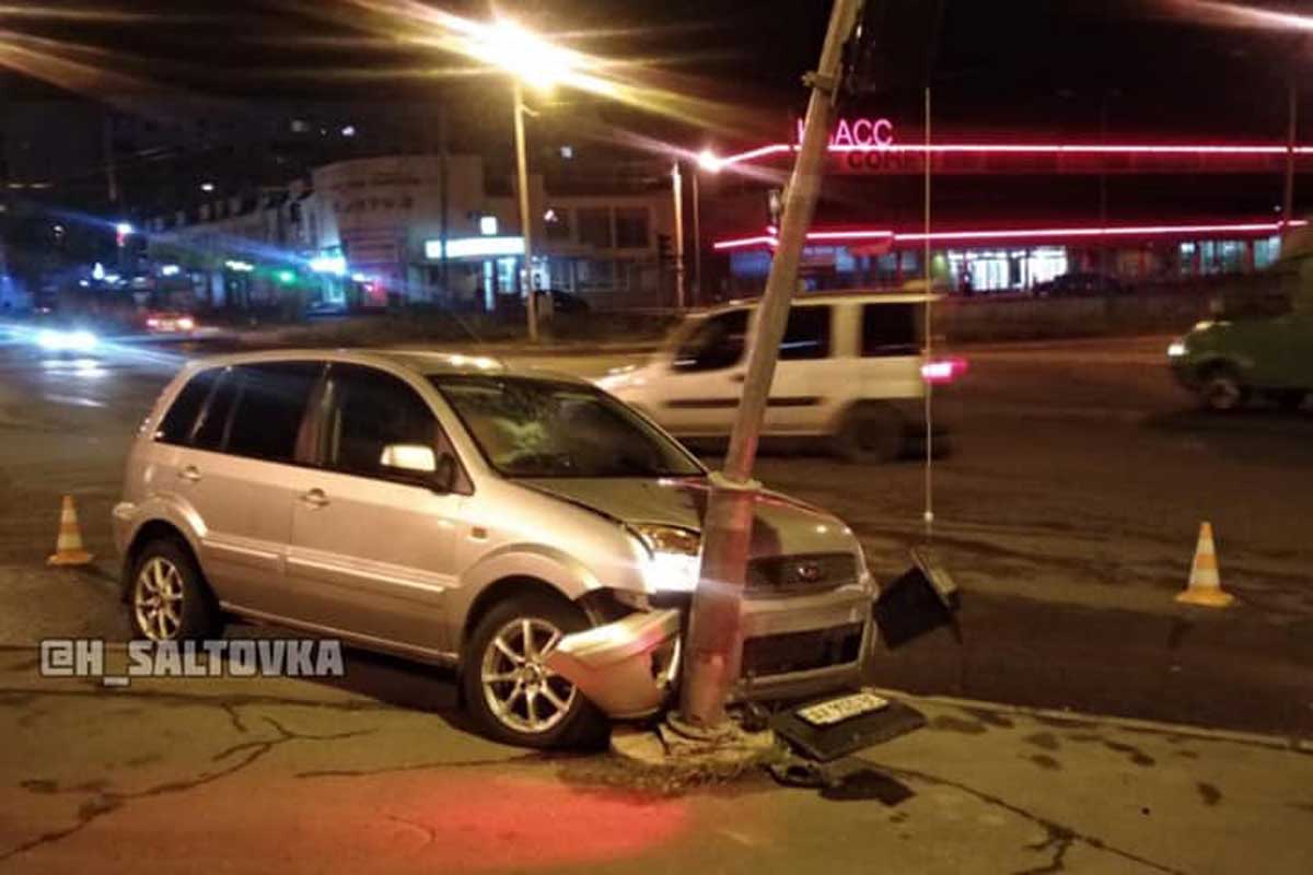 На Салтовке пьяный водитель снес светофор (фото, видео)