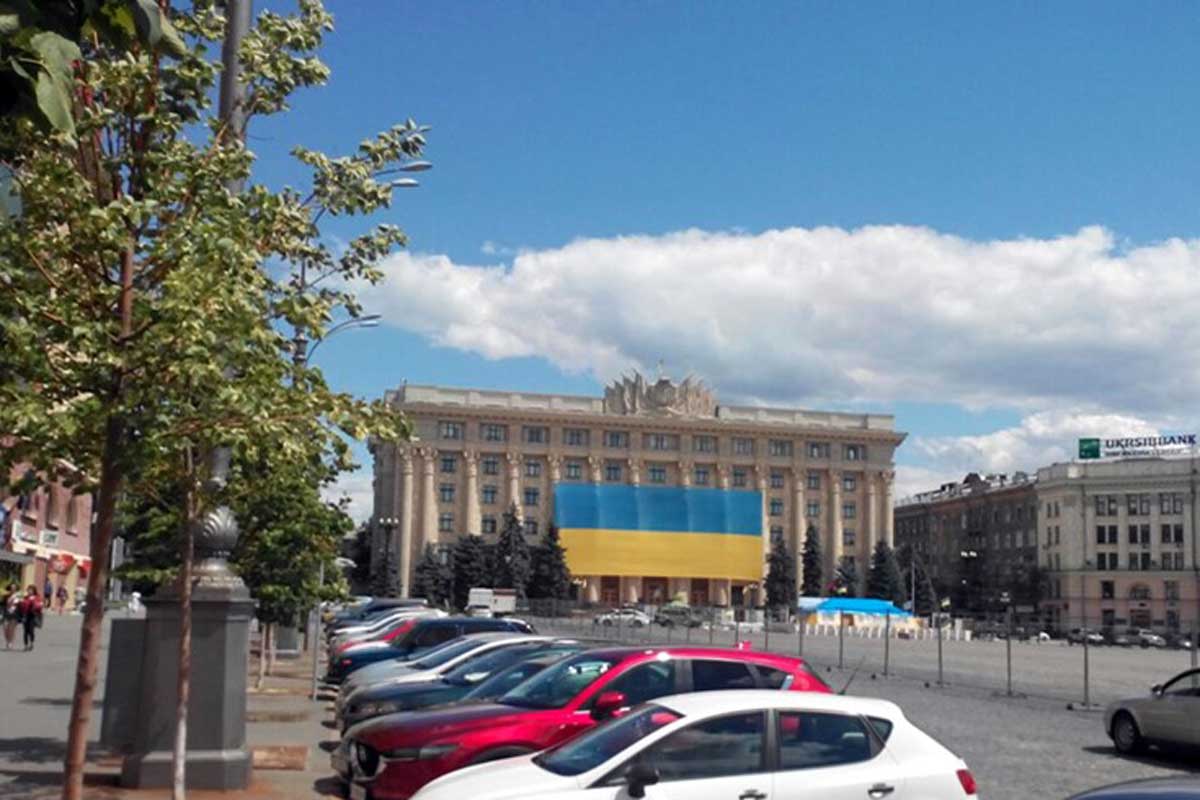 В центре Харькова вывесили огромный флаг (фото)