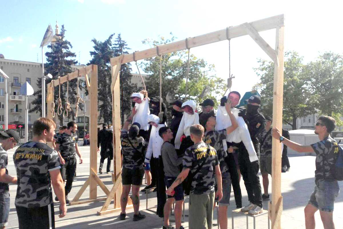 В центре Харькова установили виселицы (фото, видео)