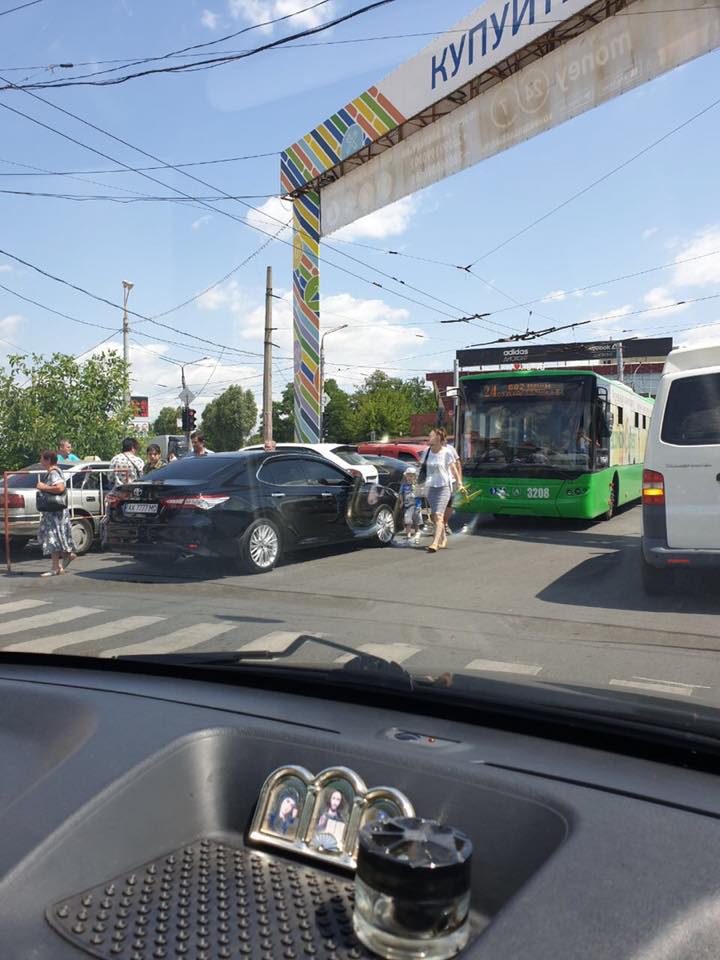 На Салтовке припаркованная машина заблокировала движение транспорта (фото)