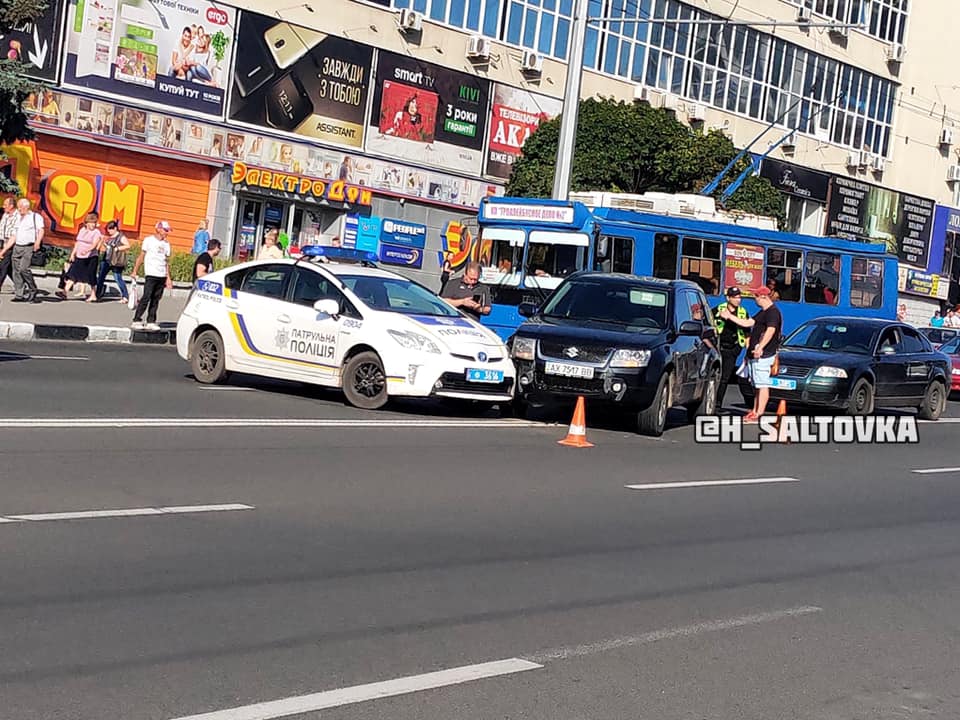 Разворачивался через двойную сплошную: машина копов попала в аварию (фото)