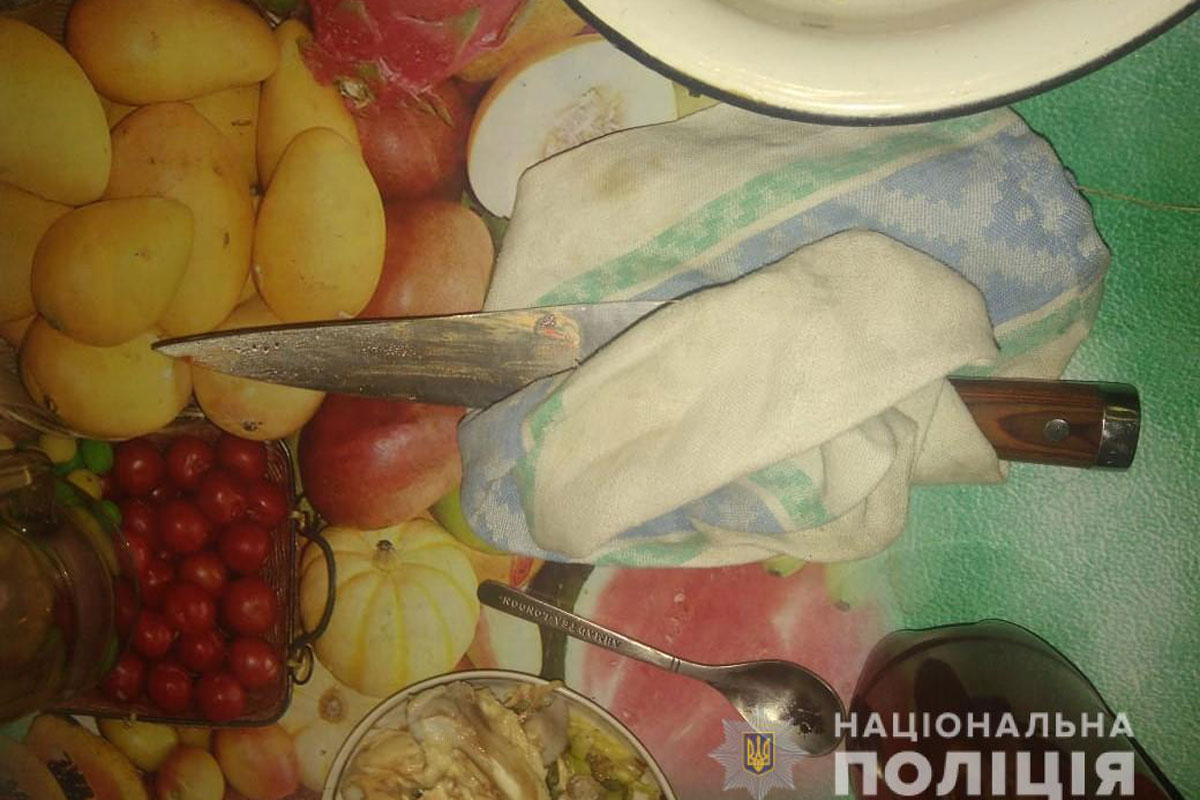 Под Харьковом женщина пырнула мужа ножом (фото)