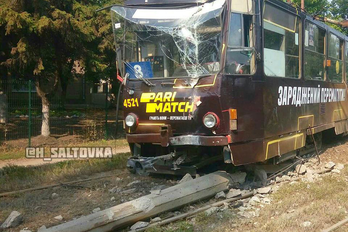 В Харькове трамвай снес столб (фото)