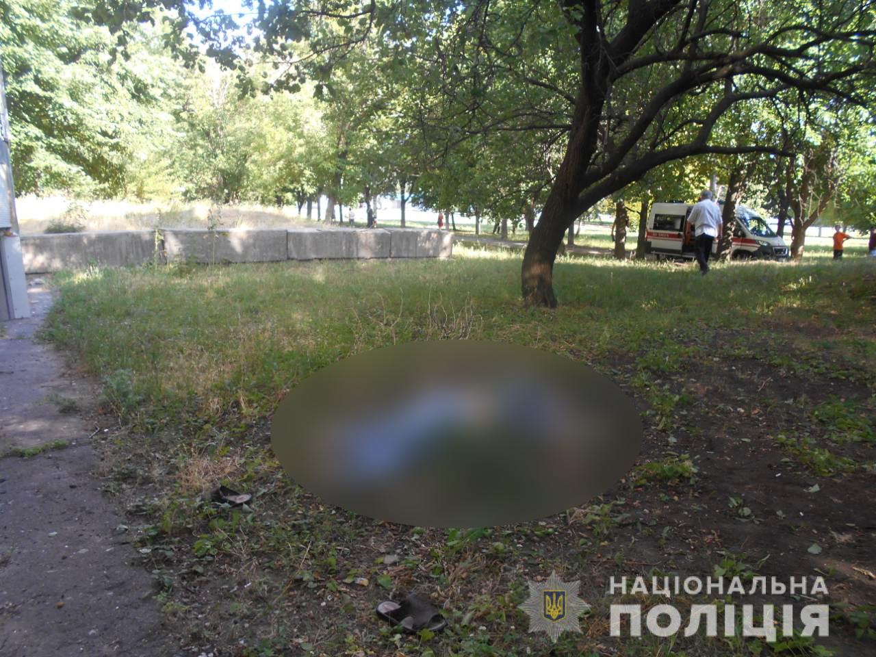 В Харькове дедушка выбросился из окна (фото)