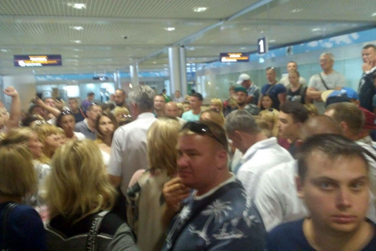 Самолет не смог приземлиться в Харькове и экстренно сел в Киеве (фото, видео)