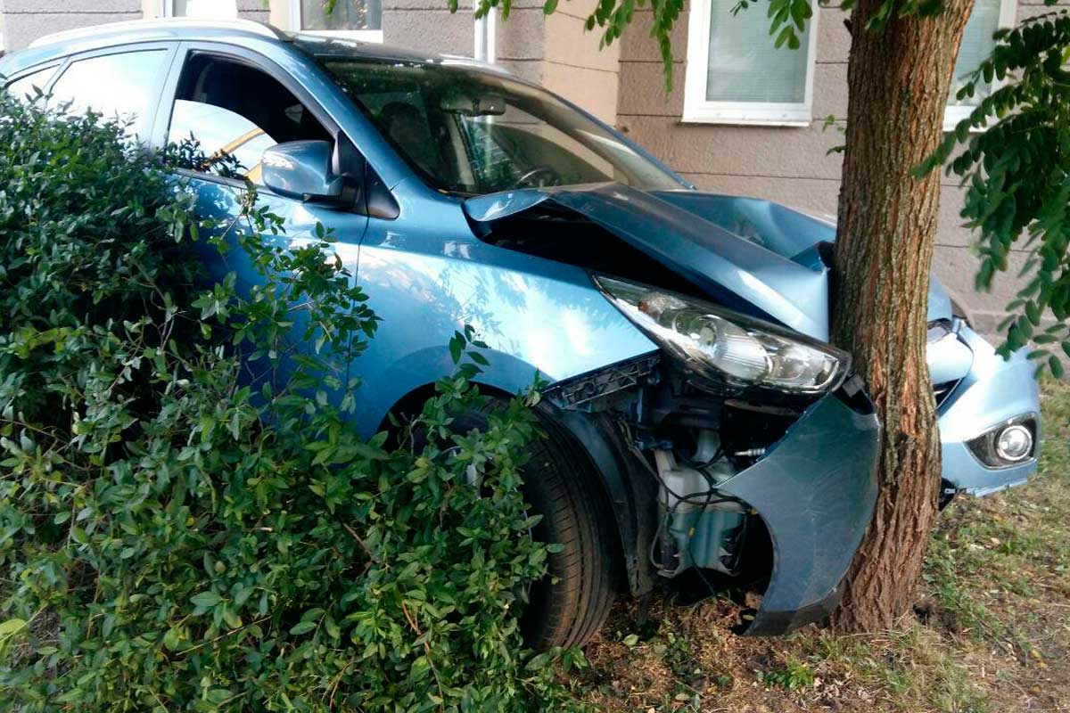 На Сумской машина вылетела с дороги и врезалась в дерево (фото)