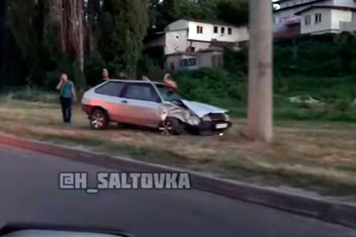 На Салтовке машина вылетела с дороги (видео)