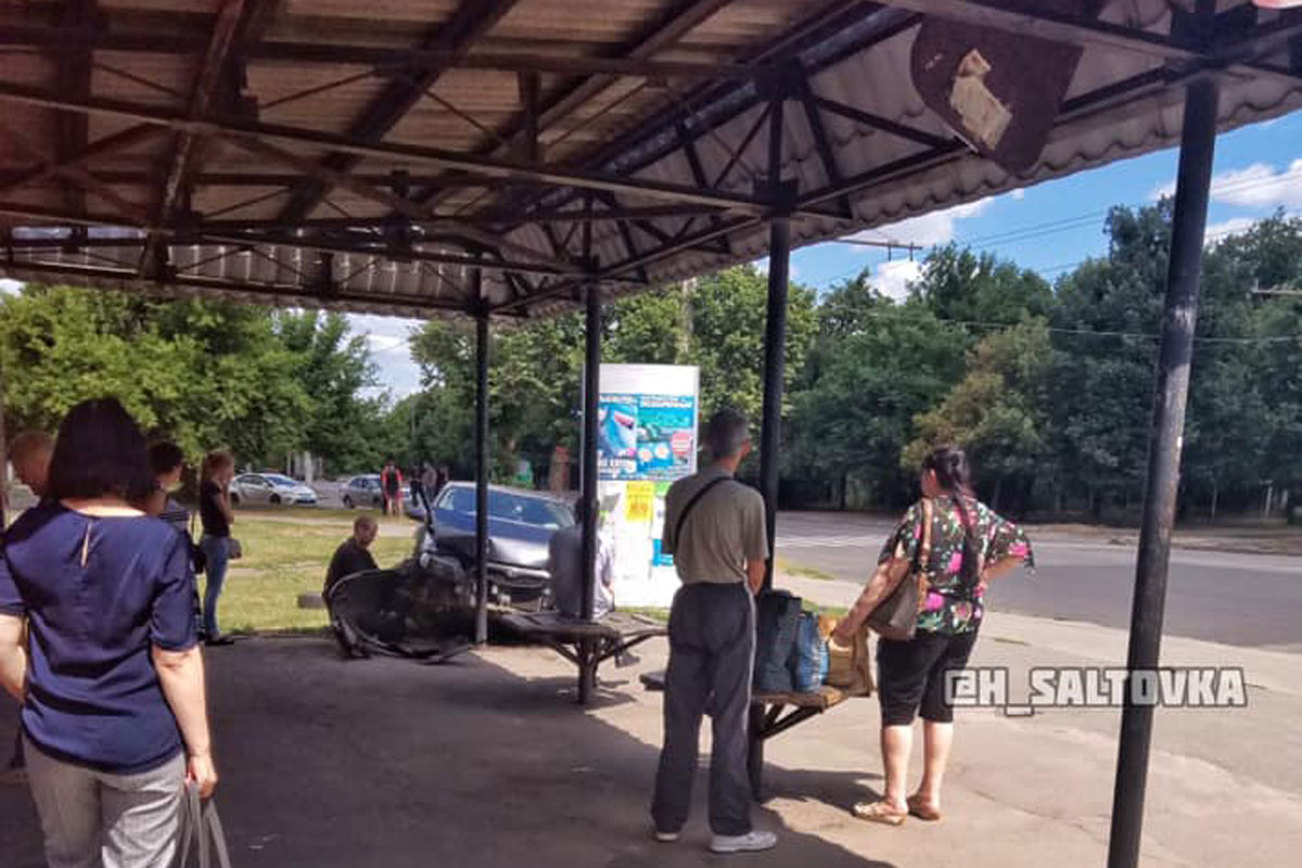 В Харькове машина влетела в остановку (фото)