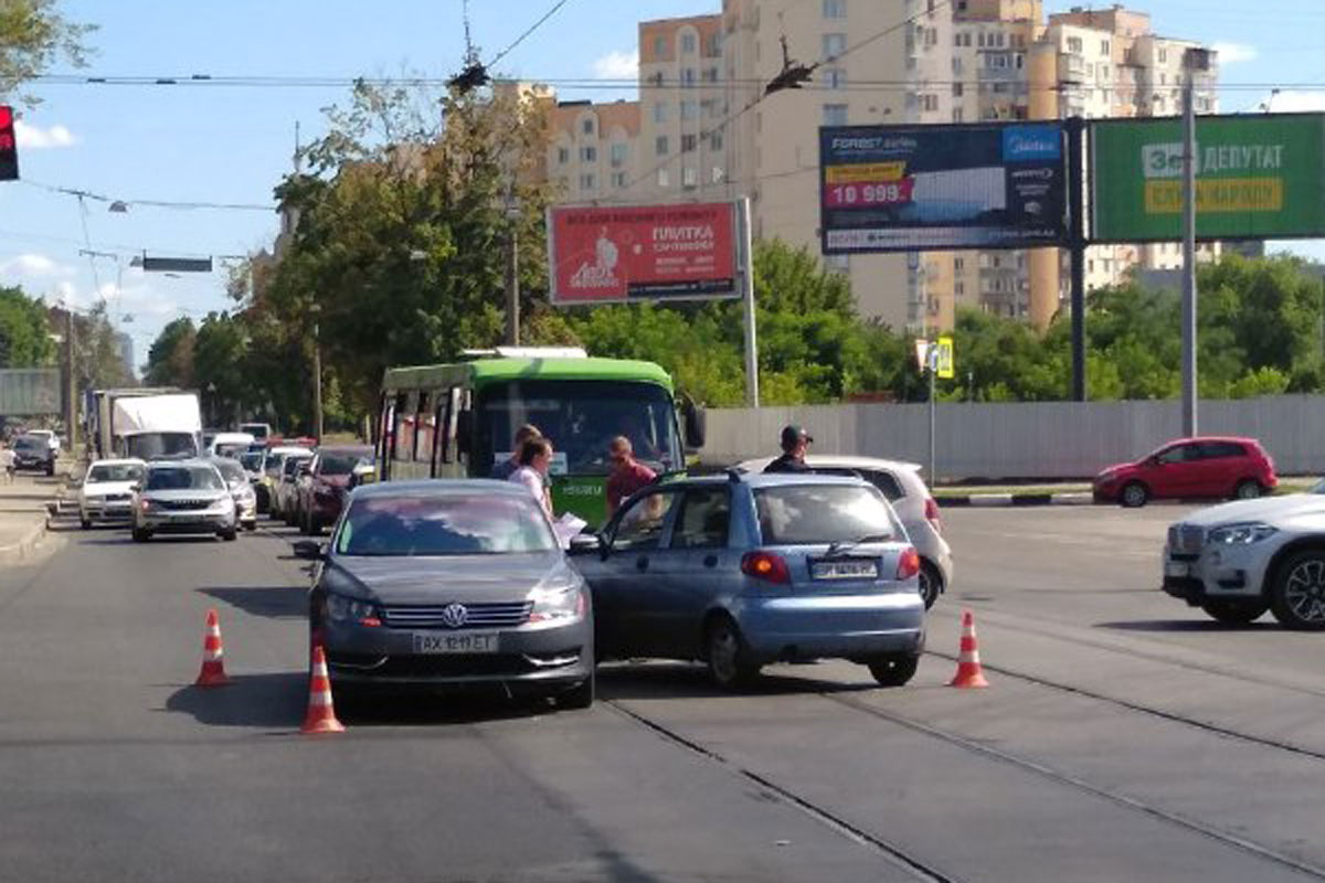 В Харькове авария заблокировала движение трамваев (фото)