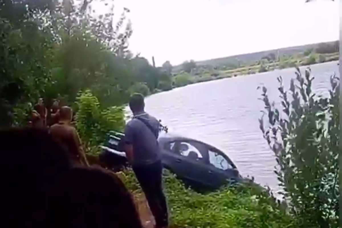Опубликовано видео поднятия машины со дна Алексеевского водохранилища
