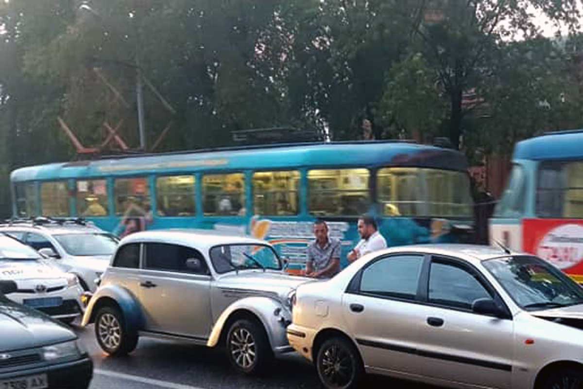 В Харькове в ДТП попала старинная машина (фото)