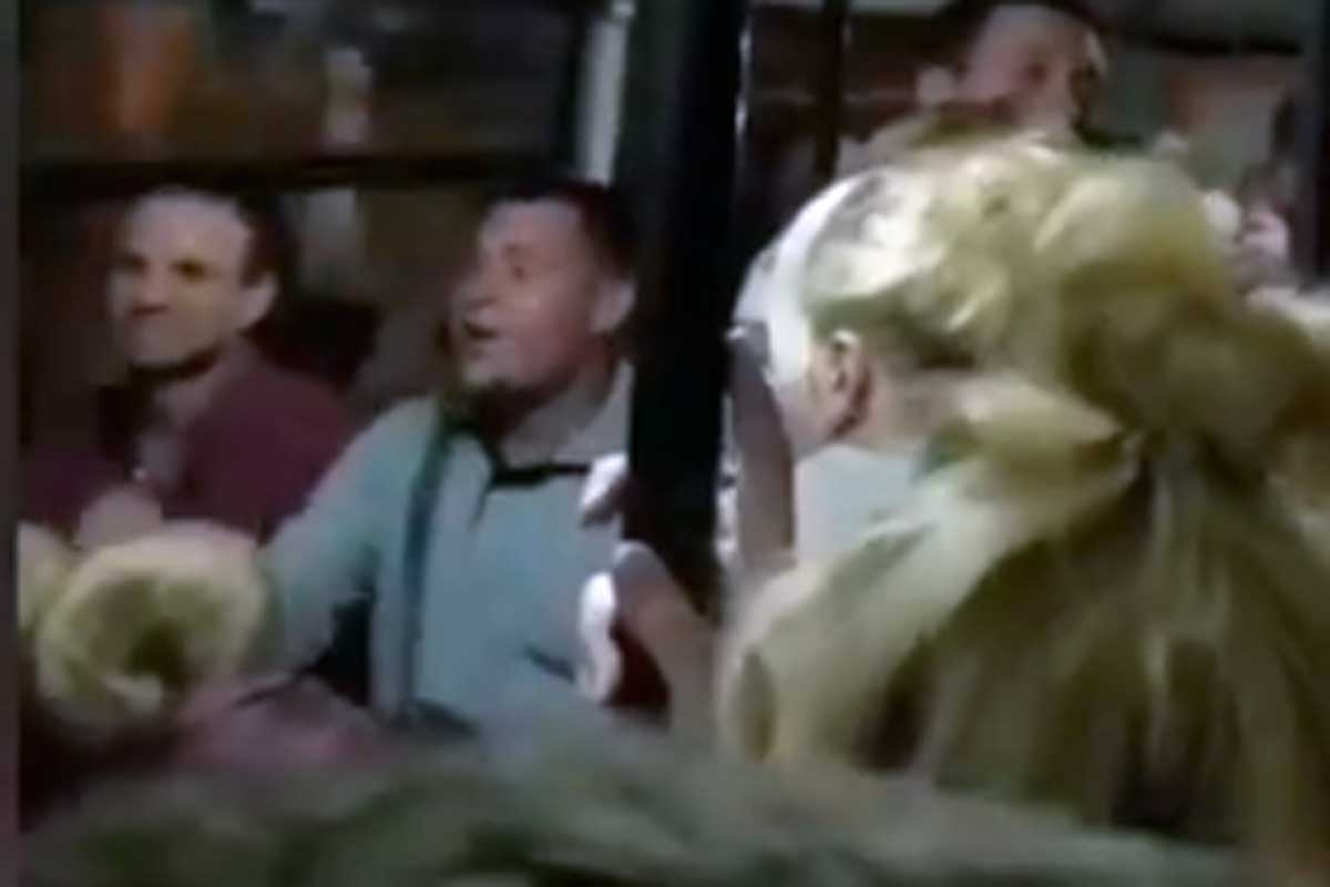 В харьковской маршрутке неожиданно запели пассажиры (видео)