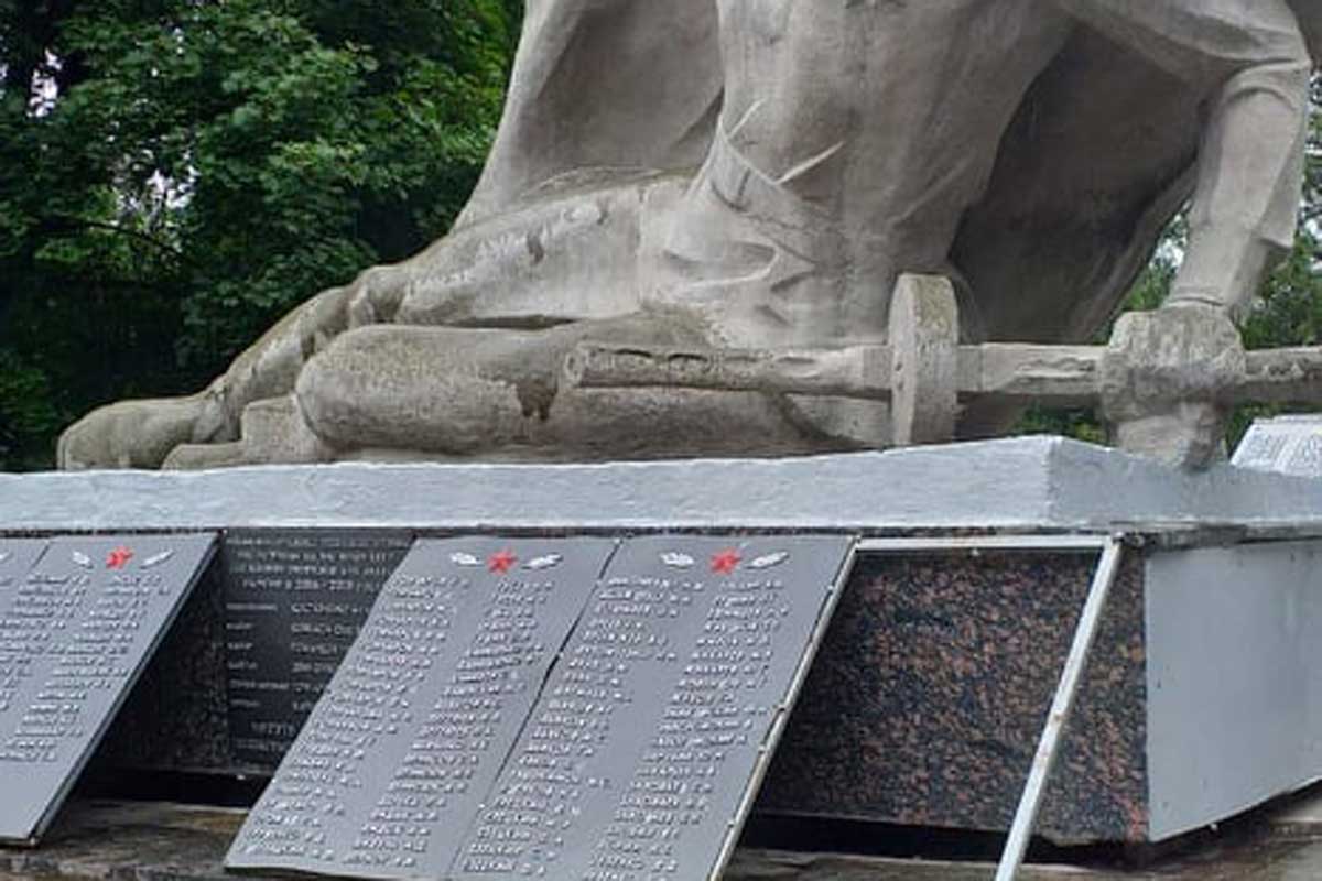 Под Харьковом вандалы разрушили памятник
