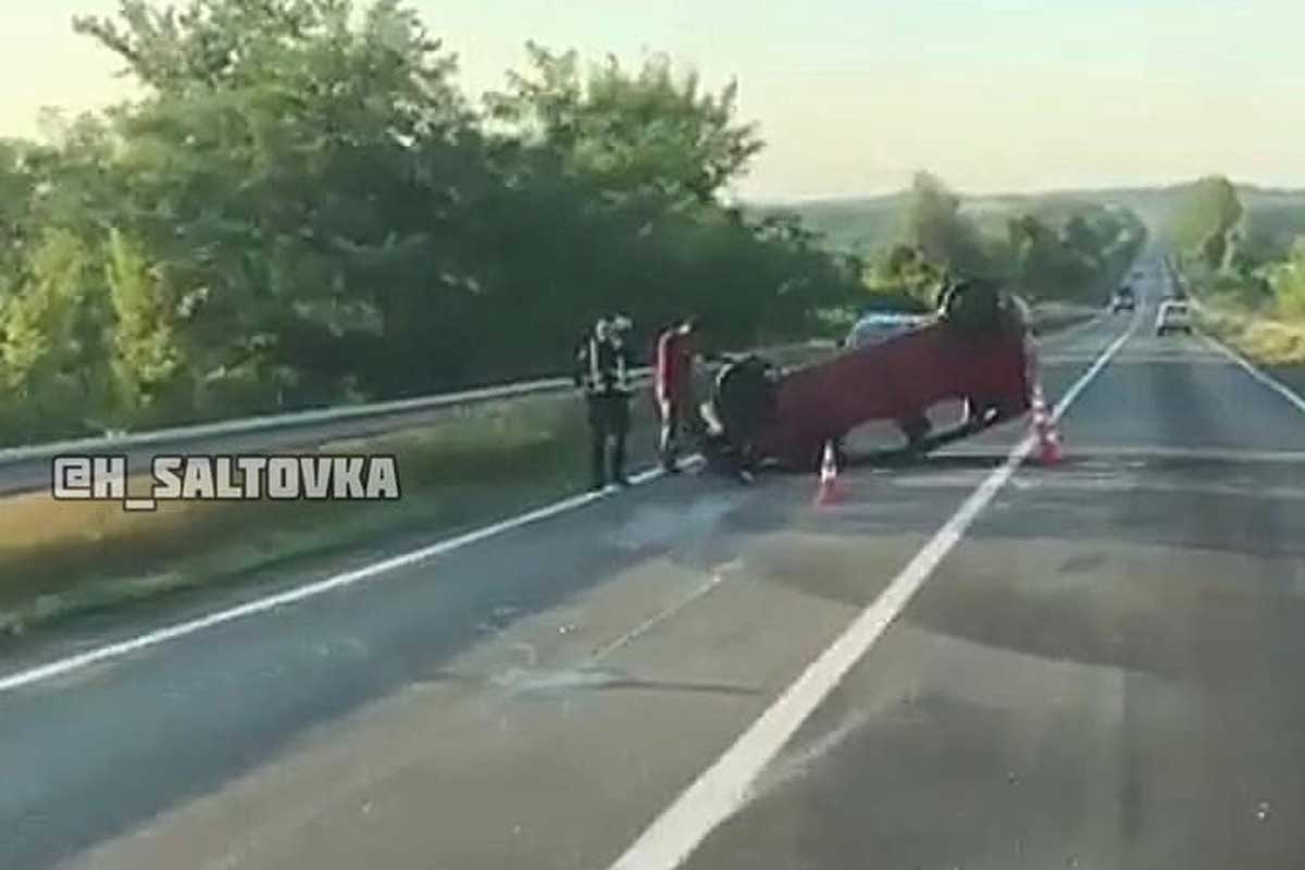 Под Харьковом перевернулась машина (фото)