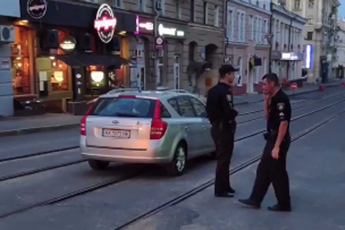 В Харькове на рельсах бросили машину (видео)