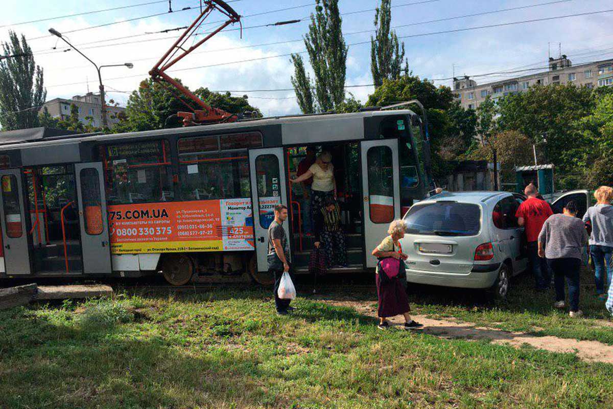 На Салтовке трамвай протаранил легковушку (фото)