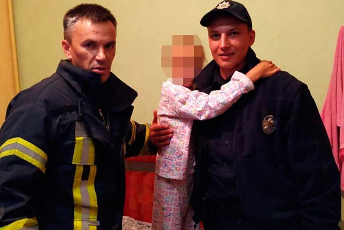 Ночью в Харькове спасали ребенка (фото)