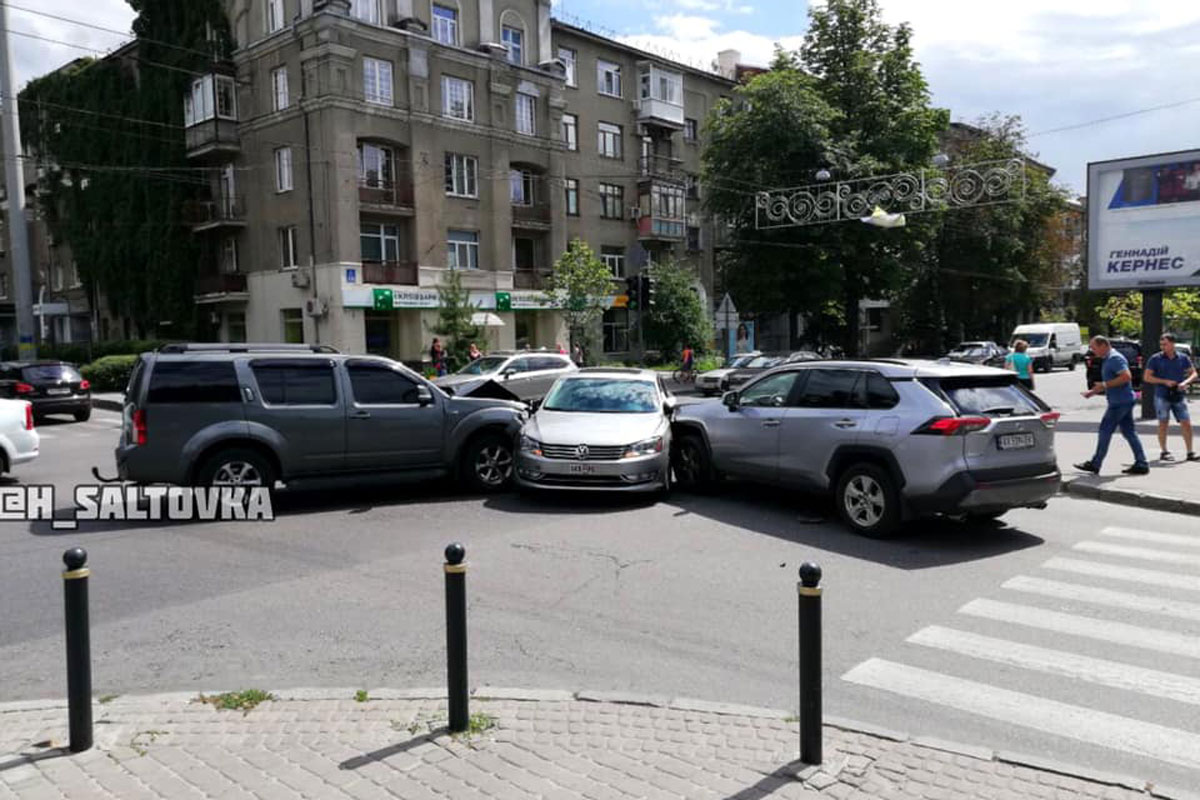 На Сумской внедорожники с двух сторон "поцеловали" легковушку (фото)