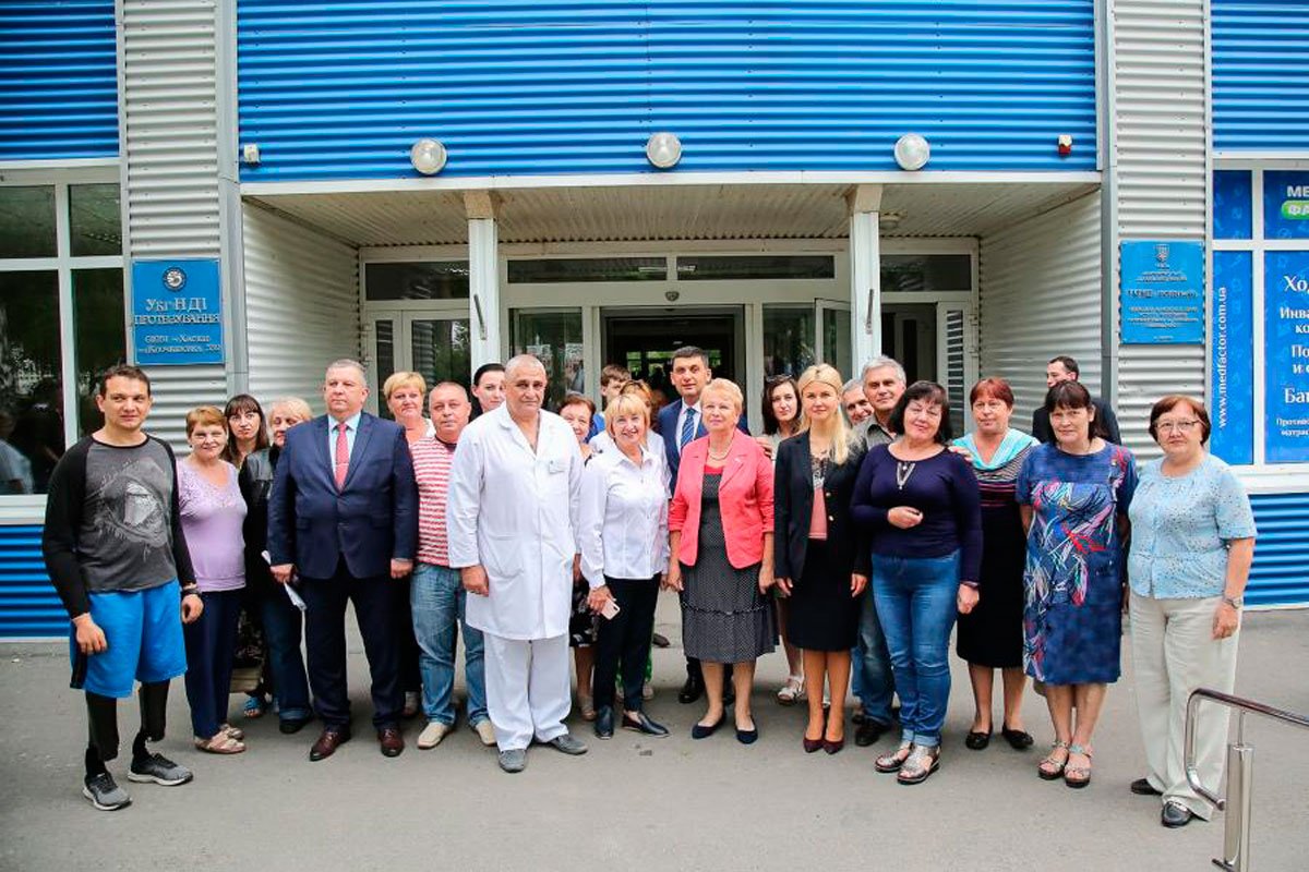 Гройсман и Светличная посетили НИИ протезирования в Харькове (фото, видео)