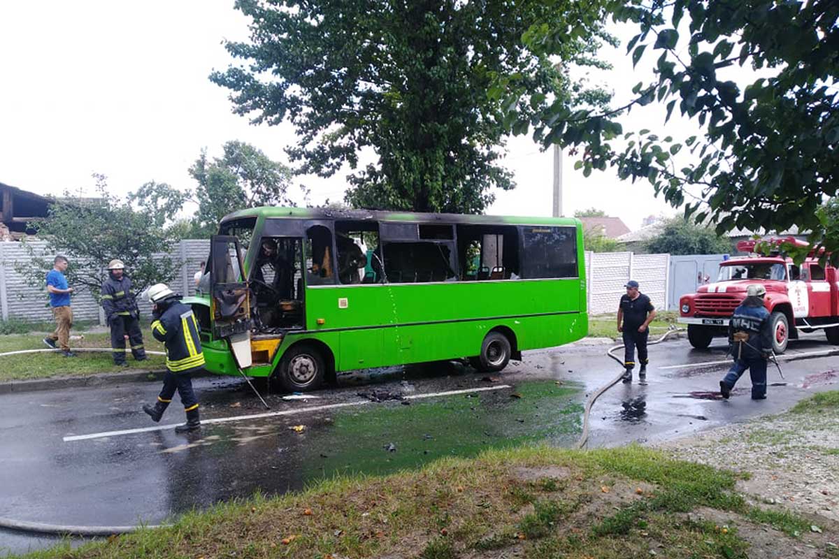 В Харькове загорелась маршрутка (фото)