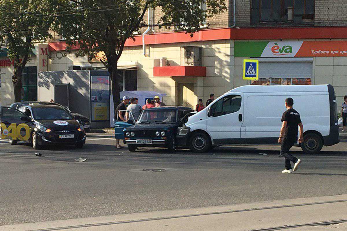 Возле Конного рынка столкнулись машины