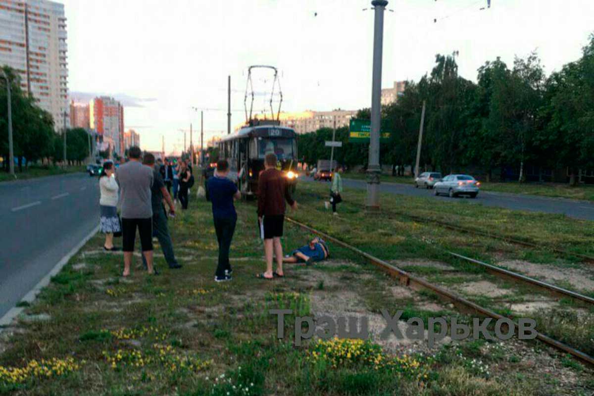 В Харькове трамвай отрезал мужчине кисть руки (фото 18+)