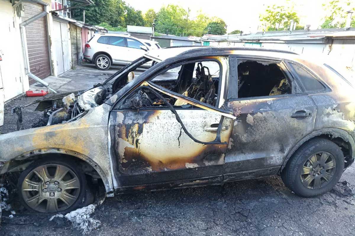 Ночью в Харькове сгорел автомобиль премиум-класса (фото) 